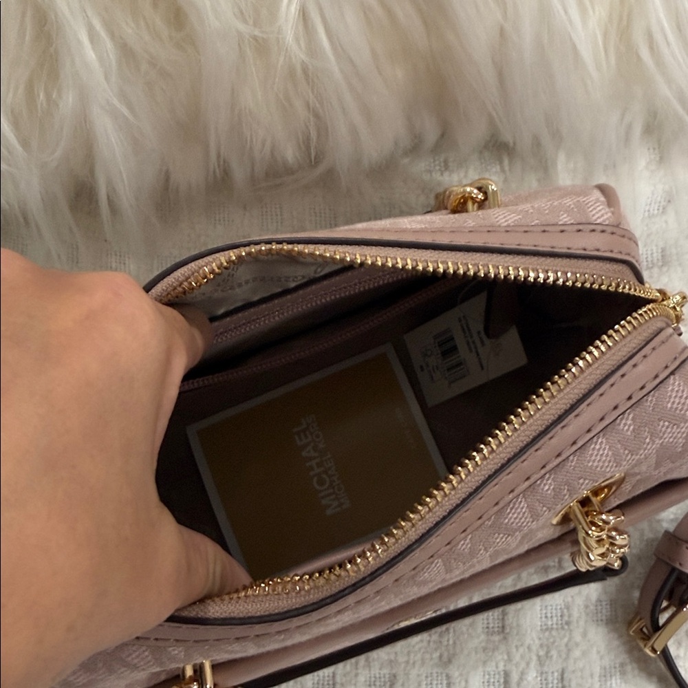 Michael Kors Blush Crossbody Bag with Gold Accents
NWT💃🏻 - Picture 6 of 9